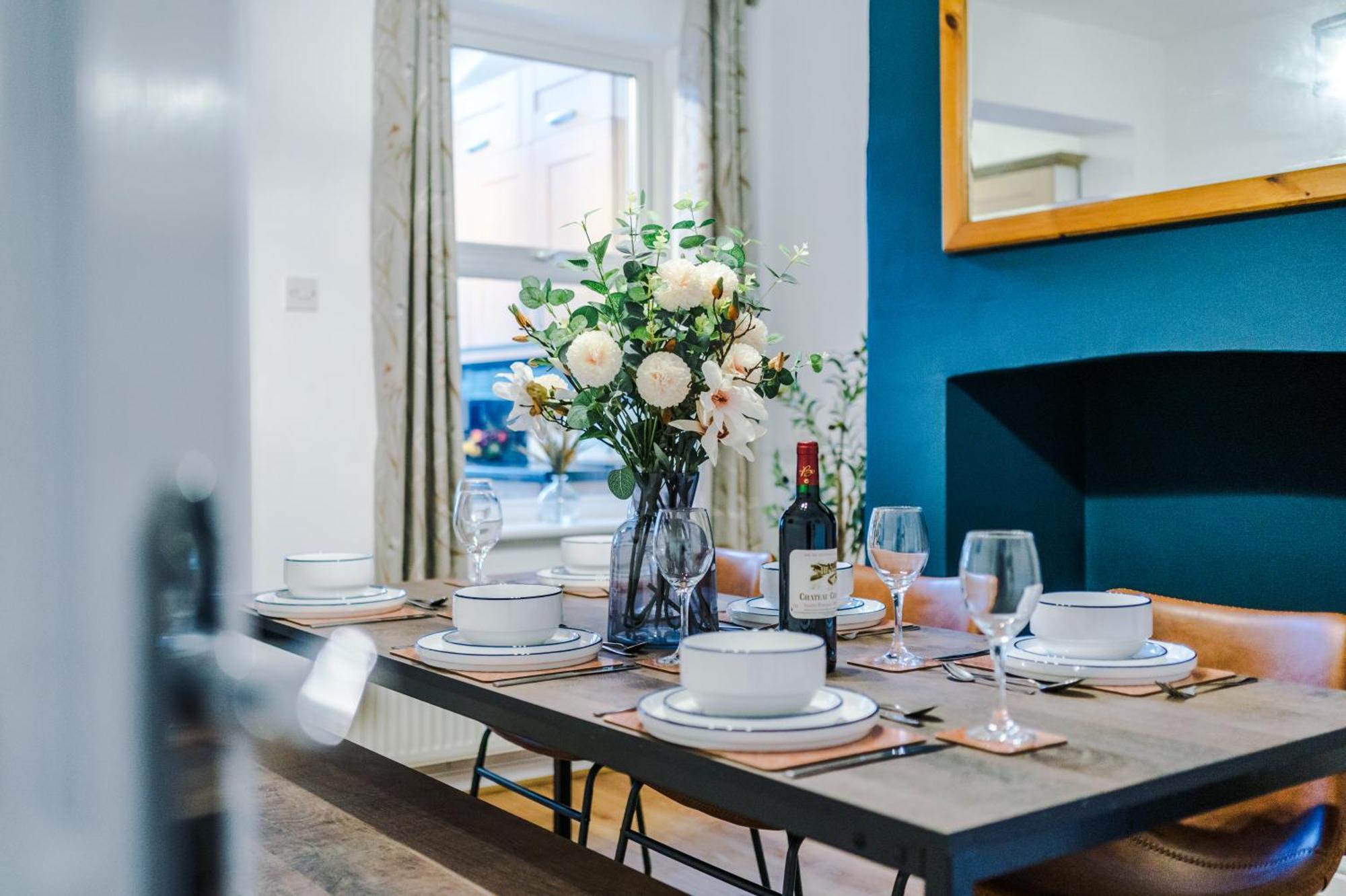 New! Spacious 2-Bed Home In Chester City-Centre By 53 Degrees Property, Ideal For Couples & Small Groups, Great Location - Sleeps 5 エクステリア 写真