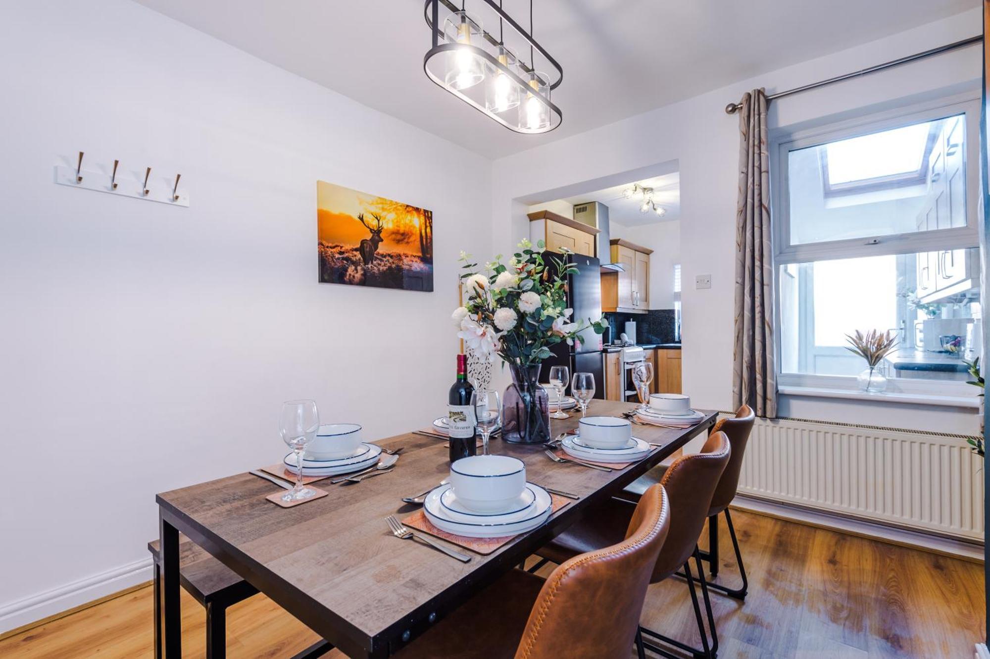 New! Spacious 2-Bed Home In Chester City-Centre By 53 Degrees Property, Ideal For Couples & Small Groups, Great Location - Sleeps 5 エクステリア 写真